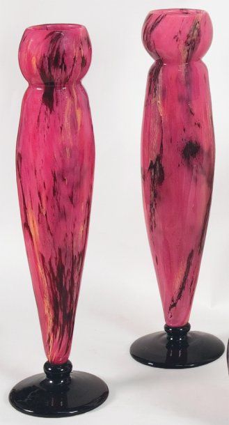 SCHNEIDER
Paire de hauts vases resserrés...