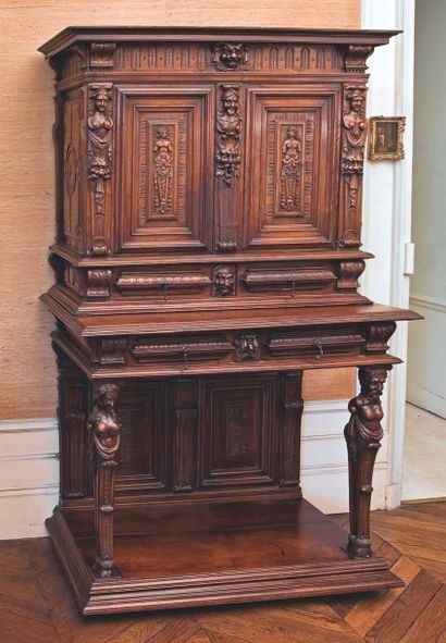 Dressoir en noyer sculpté. Il ouvre par deux...