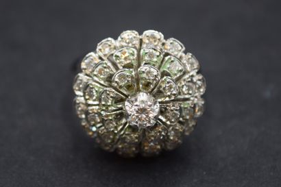 Bague dôme en or gris 14K (585) formant une...