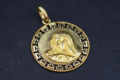 Médaille religieuse en or jaune 18K (750)...