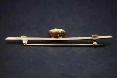 Broche ligne en or 9K (375) sertie d'un cabochon...