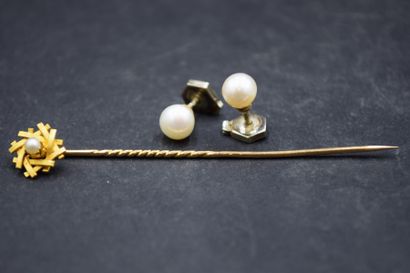 Epingle à chapeau en or jaune 18K (750) retenant...
