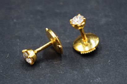 Paire de clous d'oreilles en or jaune 18/k...