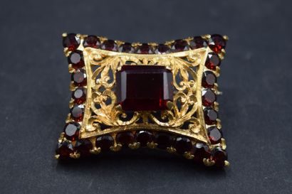 Broche quadrangulaire en or jaune 18K (750)...