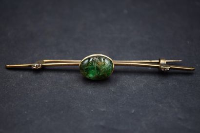 Broche ligne en or 9K (375) sertie d'un cabochon...