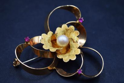 Broche ajourée en or jaune 18K (750) sertie...