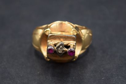 Bague dôme en or jaune 14K (585) ornée de...