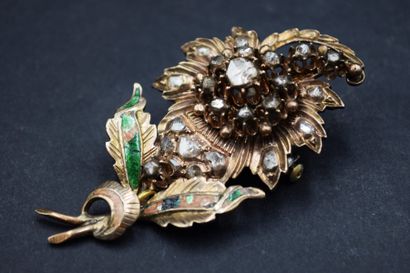 Broche bouquet en or 9K (375) et argent ornée...