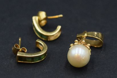 Réunion de deux bijoux en or jaune 18k (750)...