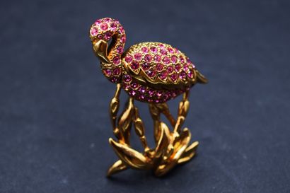 CARVEN 
Broche en métal doré représentant...
