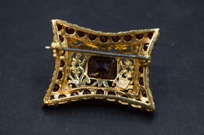 Broche quadrangulaire en or jaune 18K (750)...