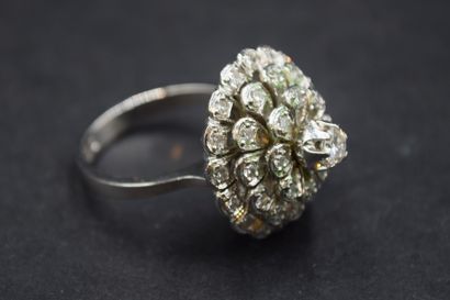Bague dôme en or gris 14K (585) formant une...