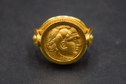Bague or jaune 18K (750) néoantique ornée...