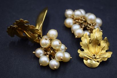 Paire de pendants d'oreilles en or jaune...