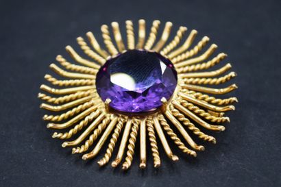 Broche ronde en or jaune 18K (750) sertie...