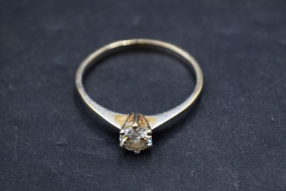 Solitaire en or gris 18k (750) orné d'un...