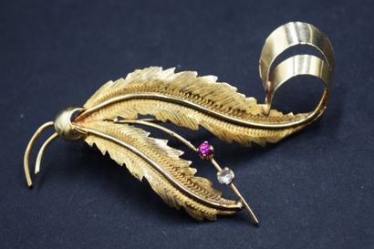 Broche en or jaune 14K (585) à décor de deux...