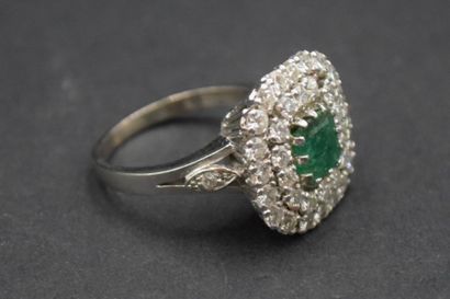 Bague en or gris 14K (585) sertie d'une émeraude...
