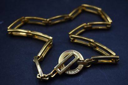 NINA RICCI 
Collier en métal doré à maille...
