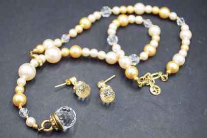 AE

Demi parure composée d'un collier et...