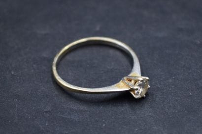 Solitaire en or gris 18k (750) orné d'un...
