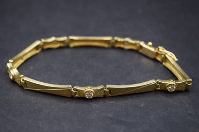 Bracelet en or jaune 14K (585) serti de pierres...
