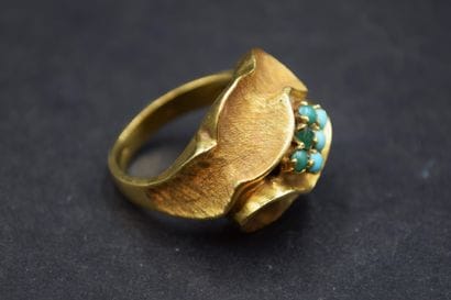 Bague en or jaune 18K (750) à motif de fleur...