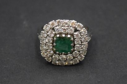 Bague en or gris 14K (585) sertie d'une émeraude...