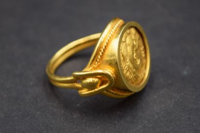 Bague or jaune 18K (750) néoantique ornée...
