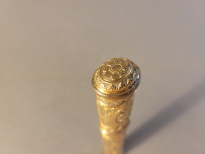 Etui à cire en métal doré à fond cannelé...