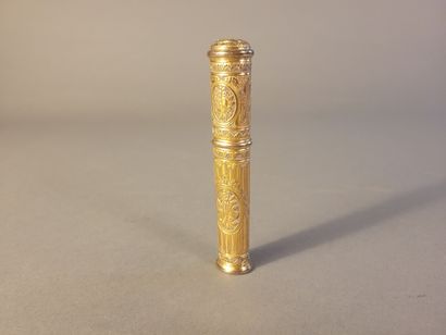 Etui à cire en métal doré à fond cannelé...