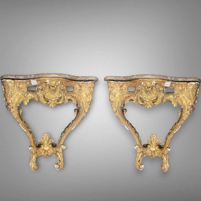 Paire de petites consoles en bois doré richement...