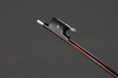 Archet de violoncelle portant une marque...