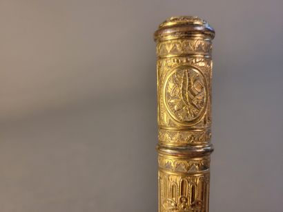 Etui à cire en métal doré à fond cannelé...