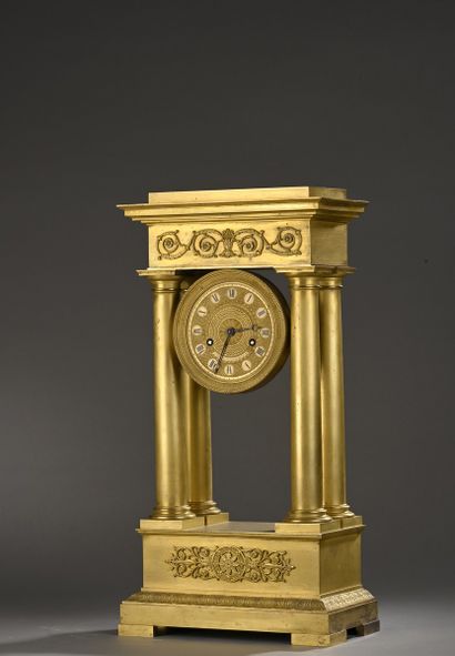 Grande pendule portique en bronze doré à...