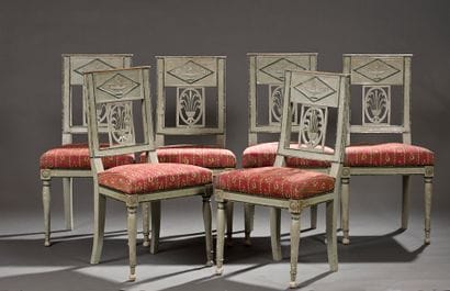 Suite de six chaises en bois laqué vert reposant...