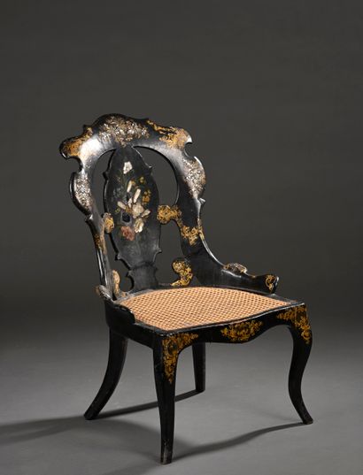 Fauteuil en bois noirci à dossier de forme...