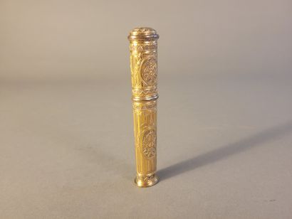 Etui à cire en métal doré à fond cannelé...