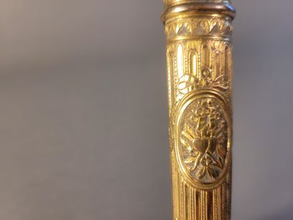 Etui à cire en métal doré à fond cannelé...