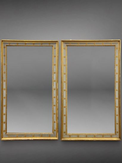 Paire d'importants miroirs de forme rectangulaire...