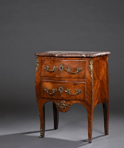 Petite commode en bois de placage à façade...
