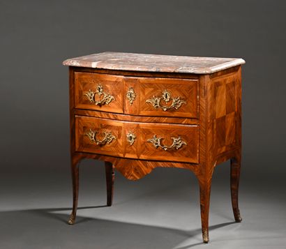 Commode sauteuse à façade bombée ouvrant...