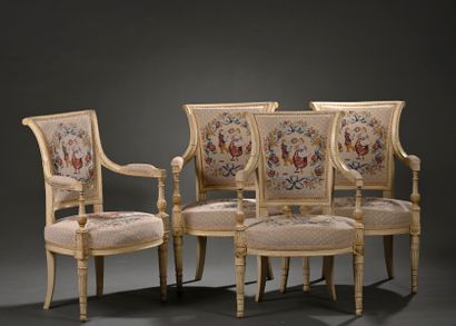 Suite de quatre fauteuils en bois laqué reposant...