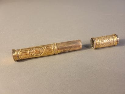 Etui à cire en métal doré à fond cannelé...