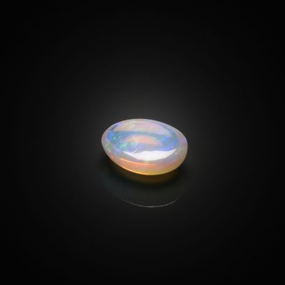 Opale ovale cabochon sur papier.
Poids :...