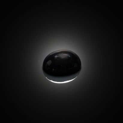 Opale noire ovale cabochon sur papier. 
Poids...