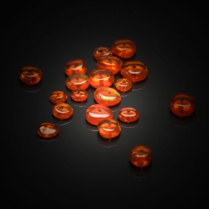 Lot d'opales orange percées sur papier. 
Environ...