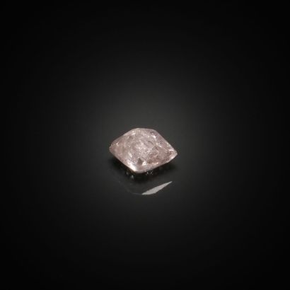 Diamant rose coussin sur papier. 
Poids :...