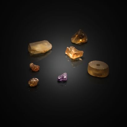 Lot de quartz bruts sur papier (citrines...