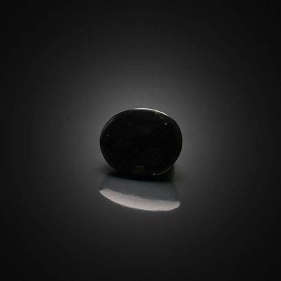 Opale noire ovale cabochon sur papier. 
Poids...